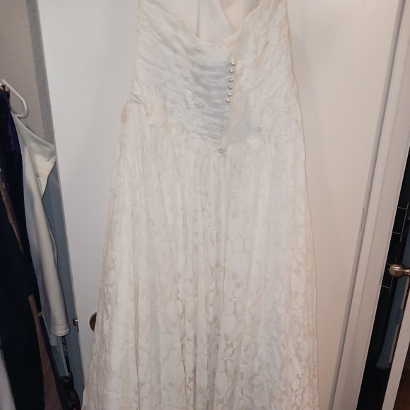 Wedding Dress - Picture 8 of 17